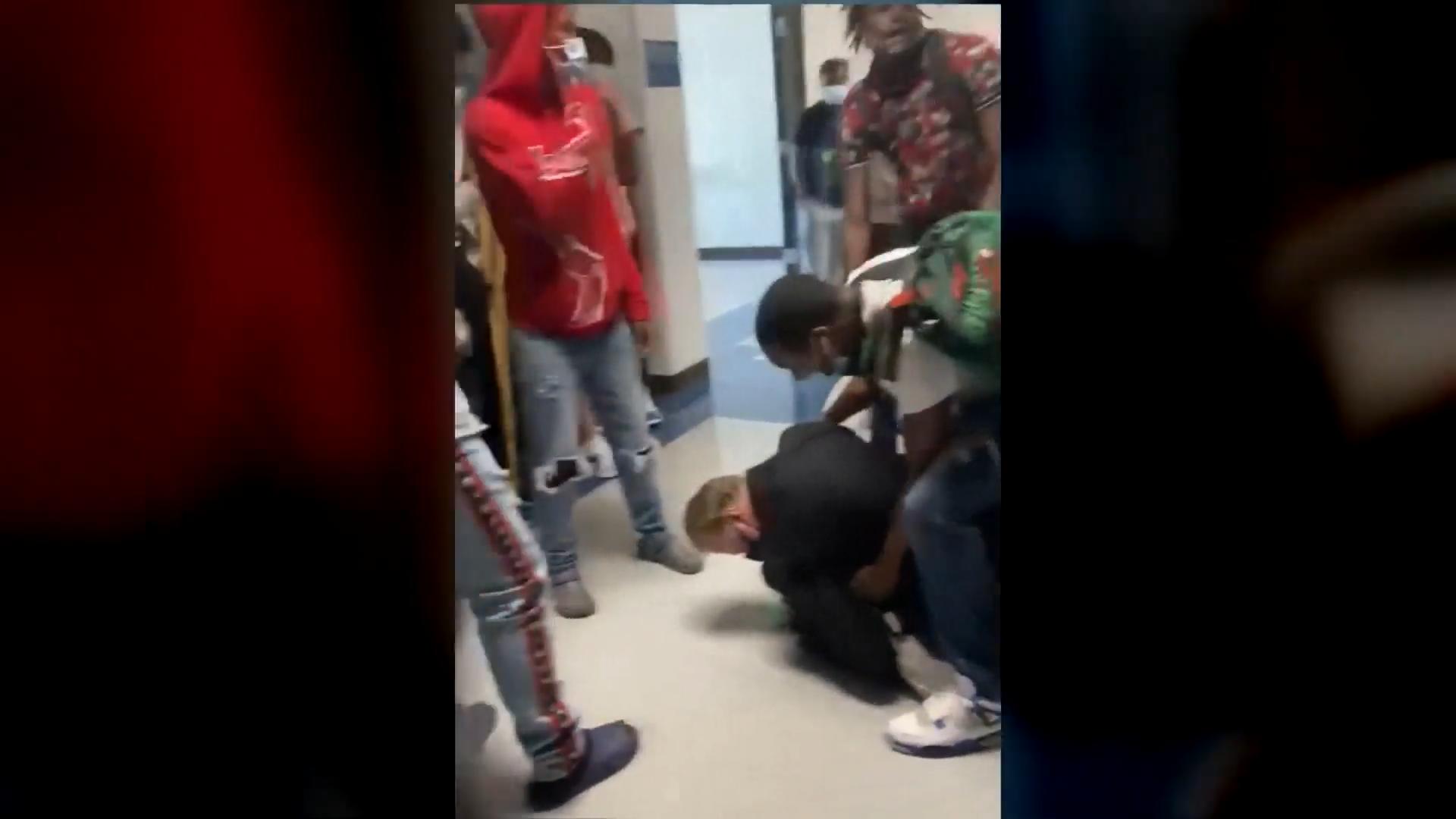 Lehrer drückt Schüler zu Boden Prügelei an US-Schule