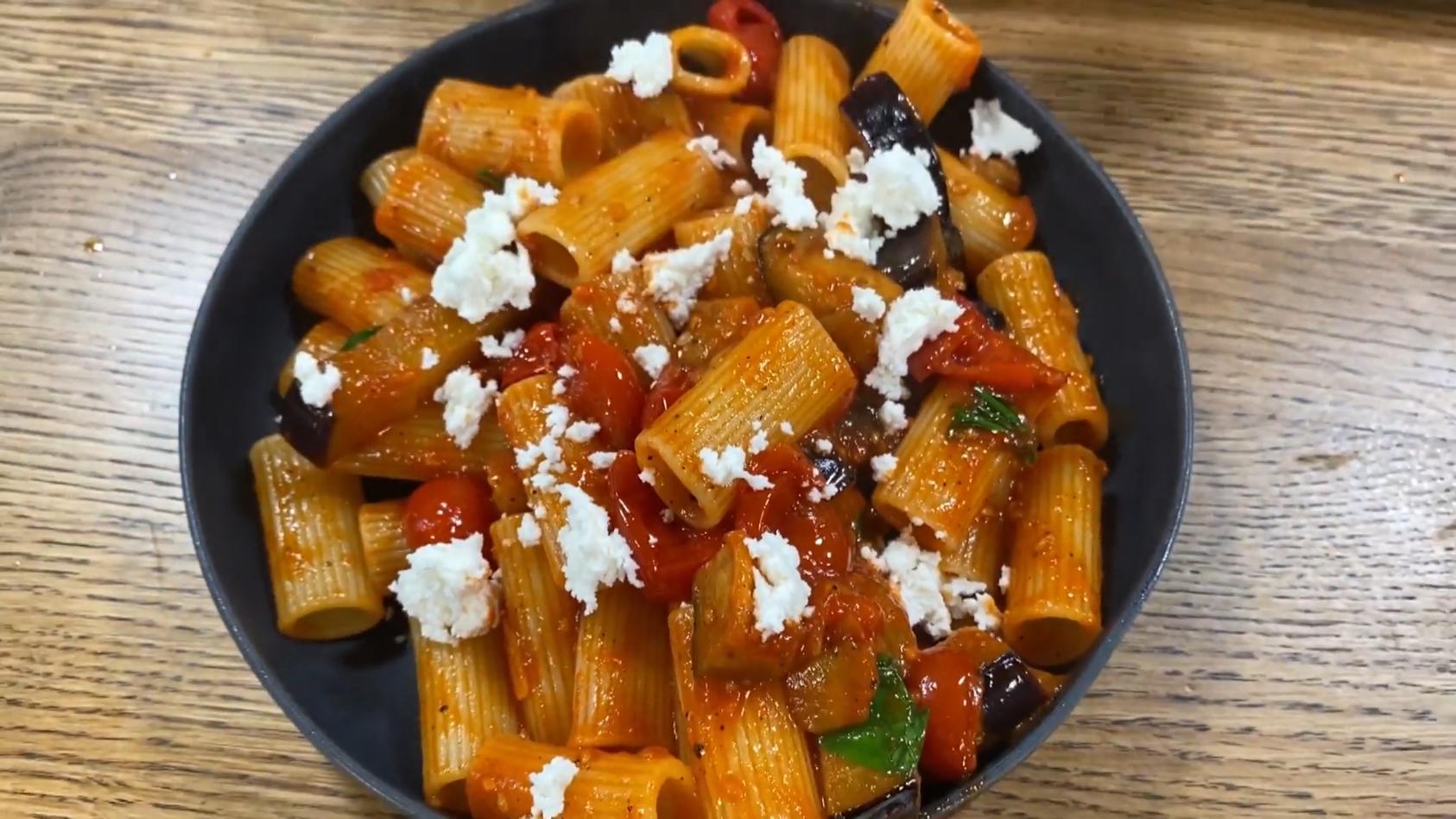 Pasta alla Norma mit Auberginen und Ricotta Hensslers schnelle Nummer