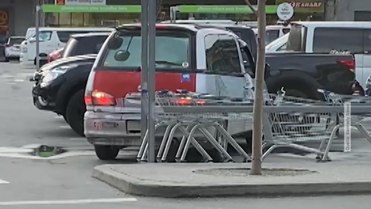 Ausparkendes Auto belustigt Zuschauer Einpark-Fail in Neuseeland