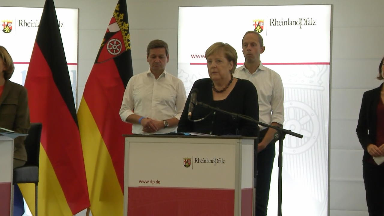 Angela Merkel an Fluthelfer: „Ich möchte allen danken!“ Zu Besuch im Ahrtal