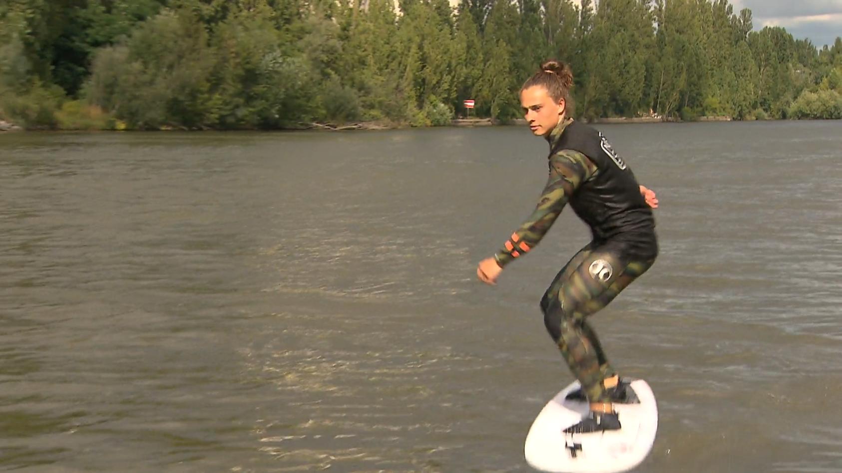 Sebastian macht mit Foil Surfing Hessens Gewässer unsicher Fliegend über den Main