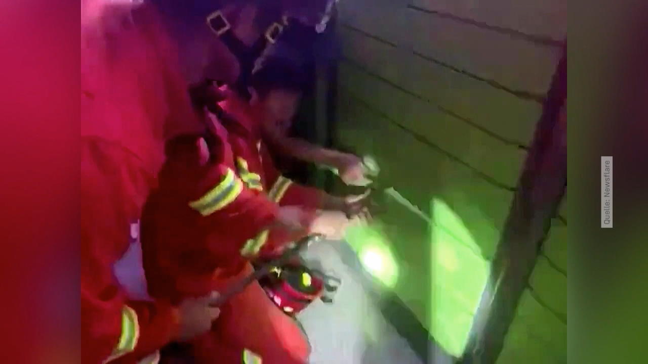 Petugas penyelamat membebaskan bocah itu dari stasiun pengepakan yang sedang bermain petak umpet