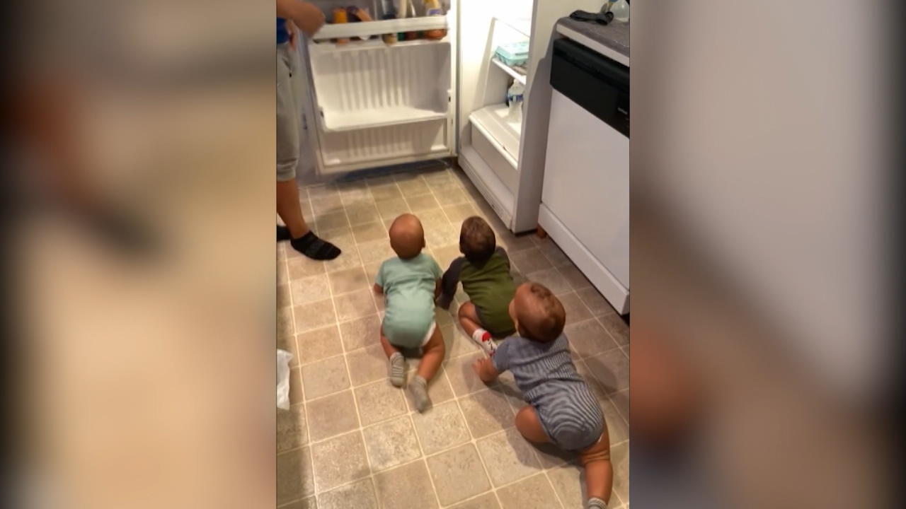 Si kembar tiga suka bermain di lemari es.  Perang Melawan Kincir Angin