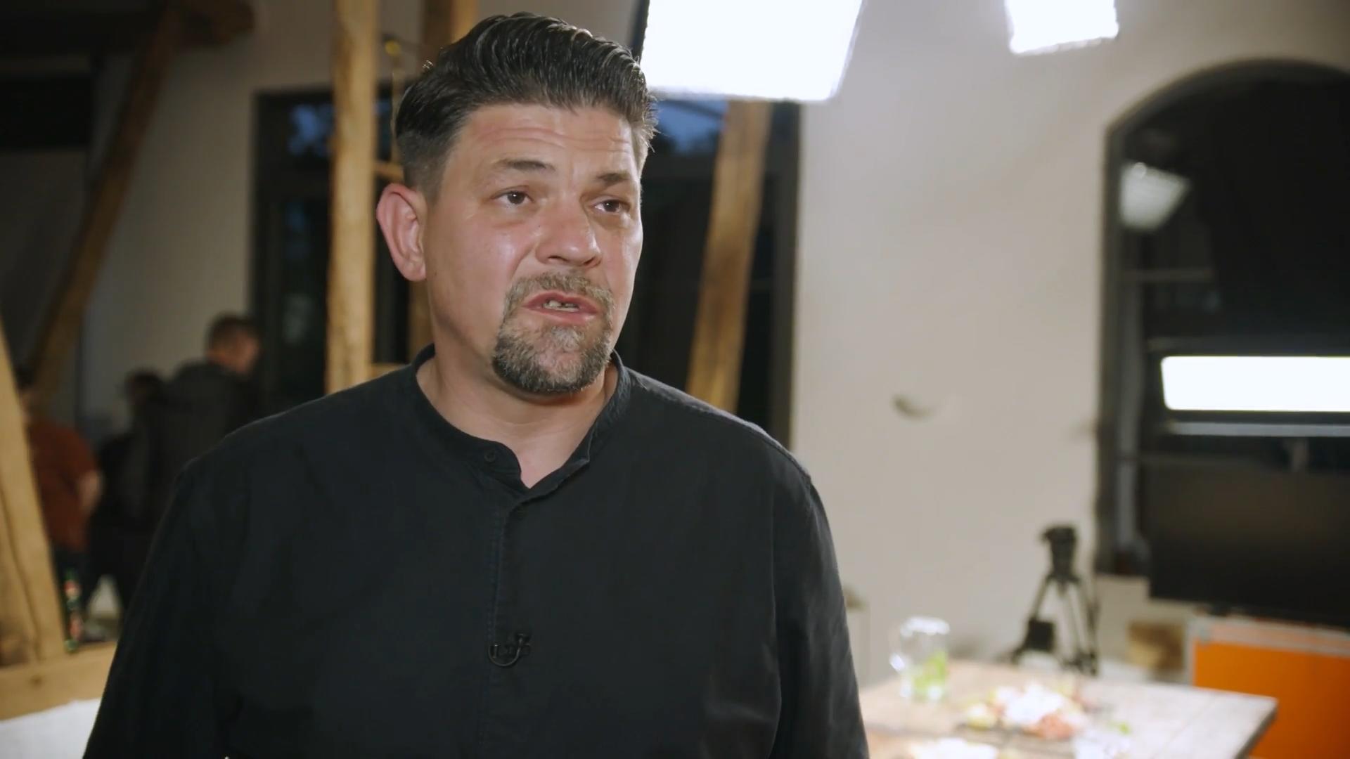 Hier kämpft Tim Mälzer mit den Tränen Beim "Kitchen Impossible"-Special