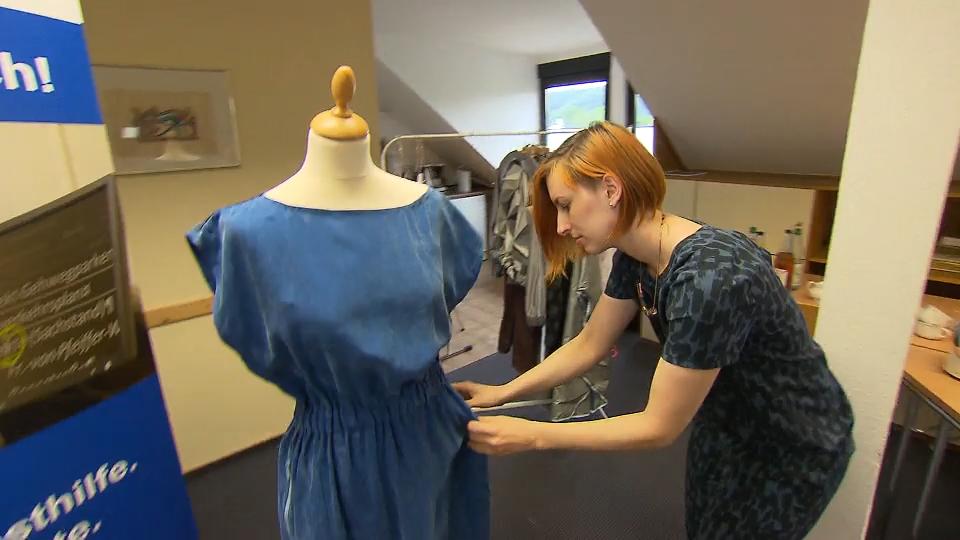 Designerin macht Kleidung für Blinde Modern und praktisch