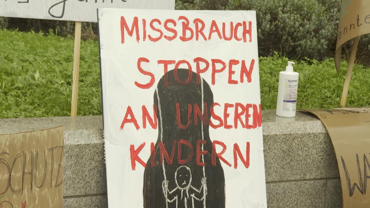 Demo in Spandau Kindesmissbrauchs-Vorwürfe an Kitas