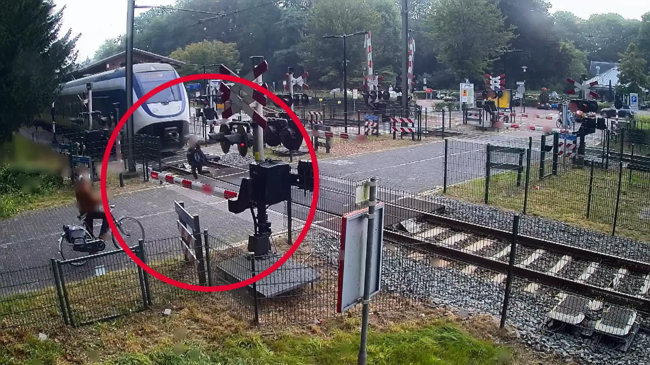 Frau fast von Zug erfasst - weil sie alles ignoriert Eisenbahngesellschaft warnt eindringlich