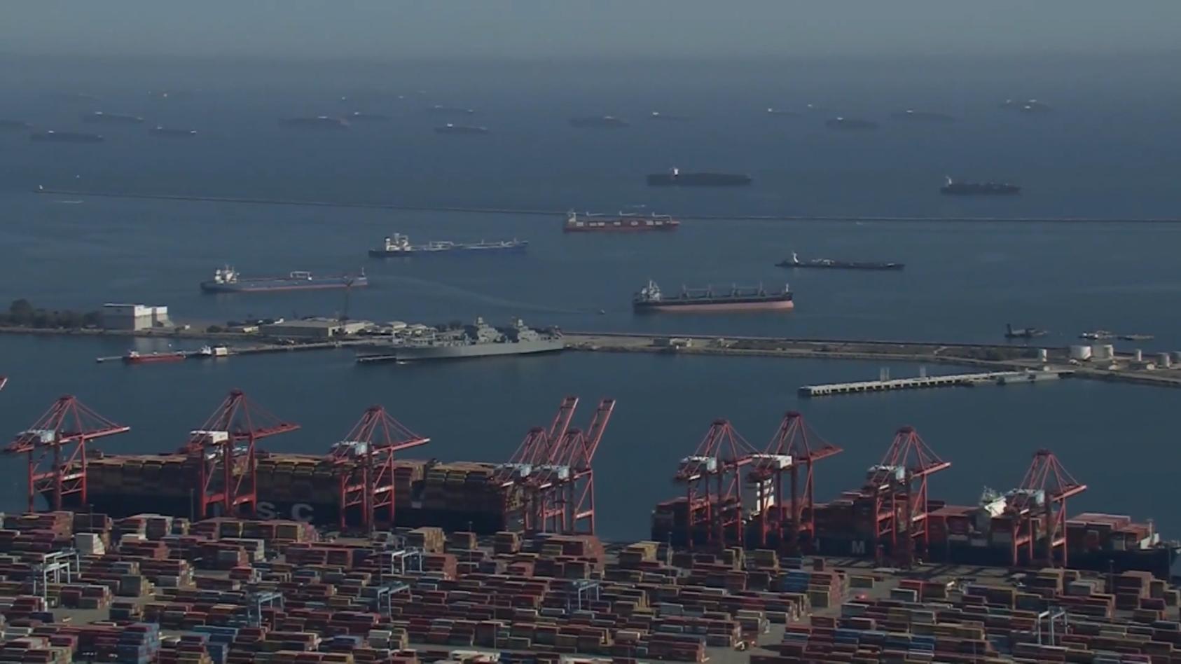 Mega-Schiffsstau am Hafen von Los Angeles Elektronik, Spielzeug, Kleidung