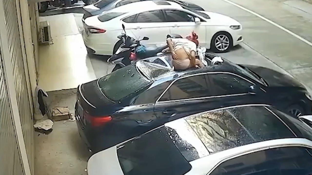 Balkonsex endet schmerzhaft Frau landet auf Auto