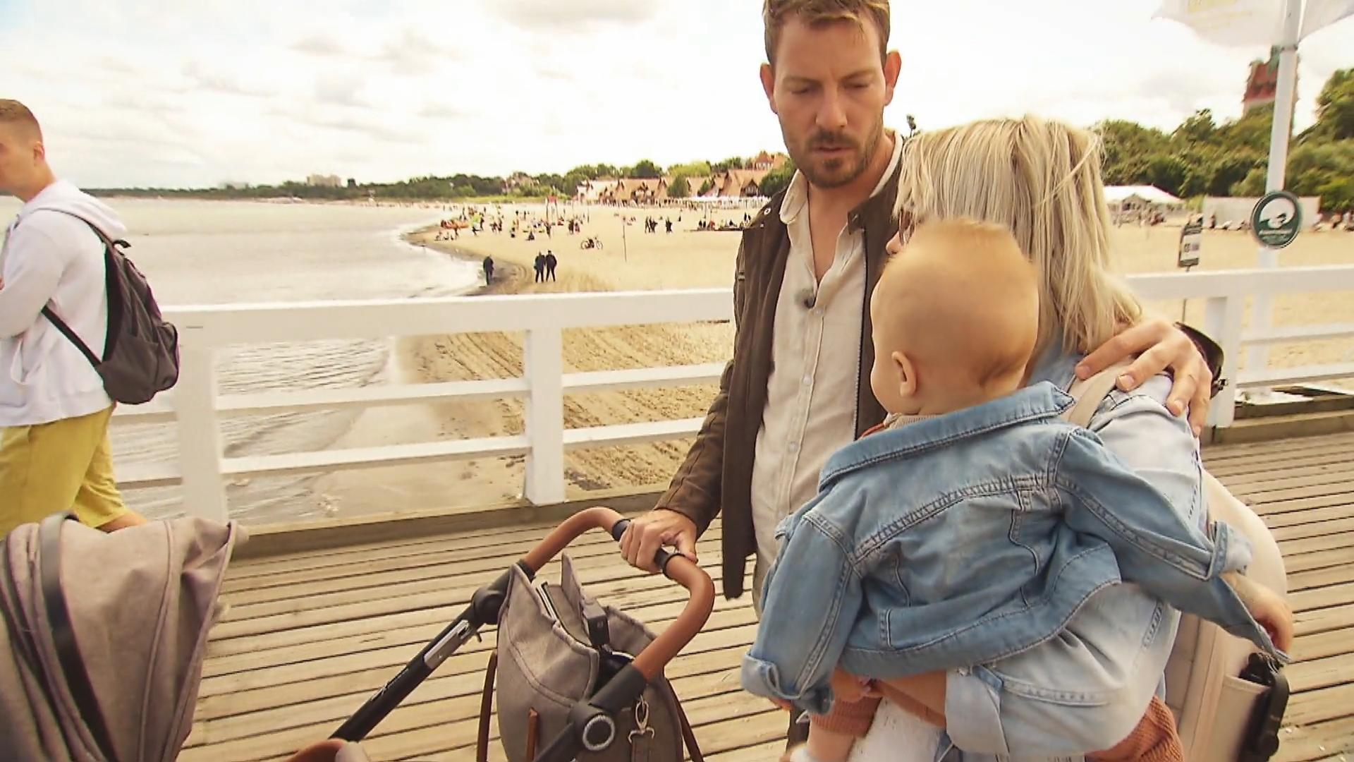 Anna und Gerald zeigen ihrem kleinen Leon das Meer Familienausflug
