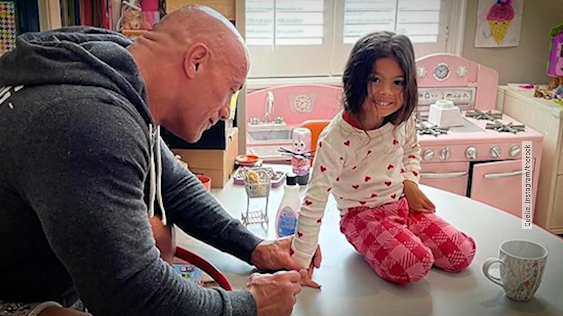 Dwayne Johnson lackiert Tochter die Nägel "The Rock" als Super-Dad