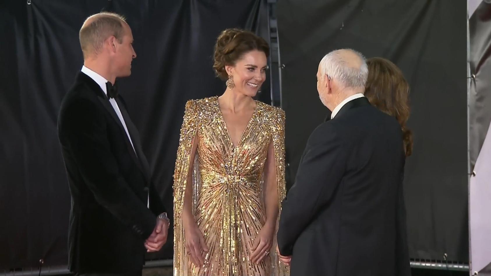 Herzogin Kate glänzt in Gold bei der 007-Premiere Kates Look ist "wow, wow, wow!"