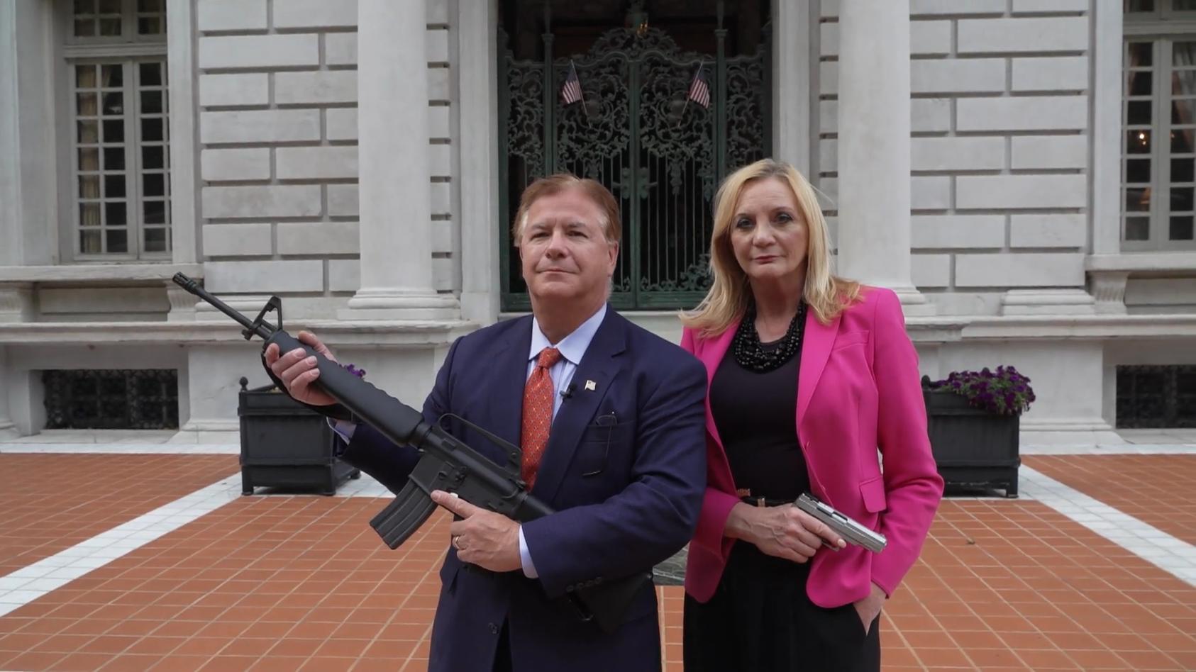 Berühmtes Waffenpaar will in die Politik Mit Maschinengewehr auf der Veranda