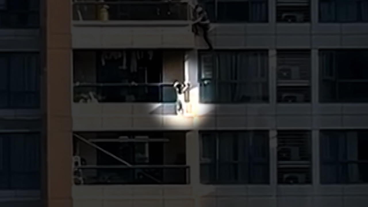 Kleines Mädchen hängt in 30 Metern Höhe an Balkon Rettungsaktion