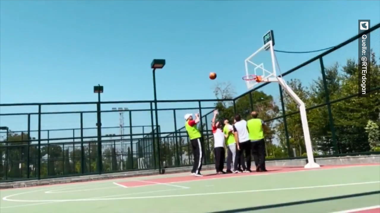 Türkei: Präsident Erdogan soll mit Sport-Video imponieren Basketball-Clip nach Zweifeln an seiner Gesundheit