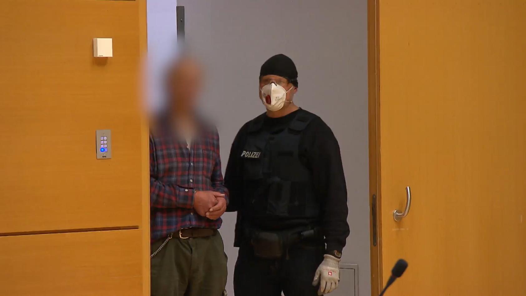 Polizei eskortiert Vater des Hanau-Attentäters ins Gericht Prozessauftakt in Frankfurt