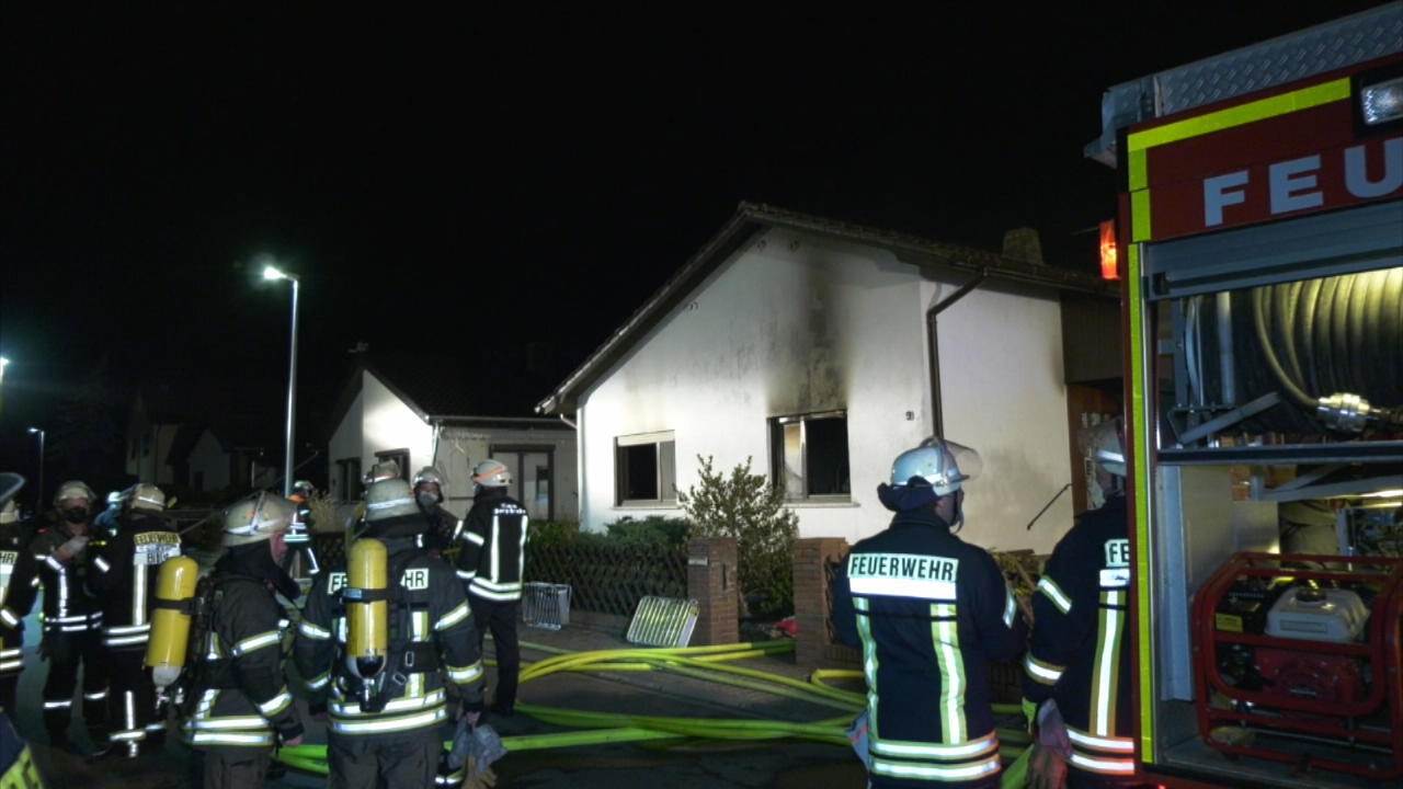 Nachbar trägt bettlägerige Frau (84) aus brennendem Haus Küche stand in Flammen