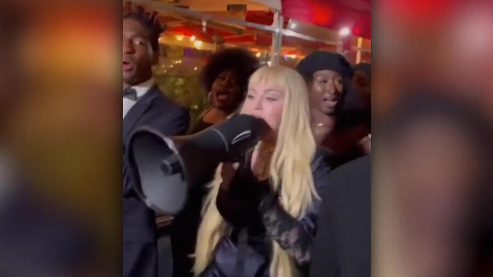 Madonna zieht mit Musik-Parade durch Harlem Nächtliche Ruhestörung?