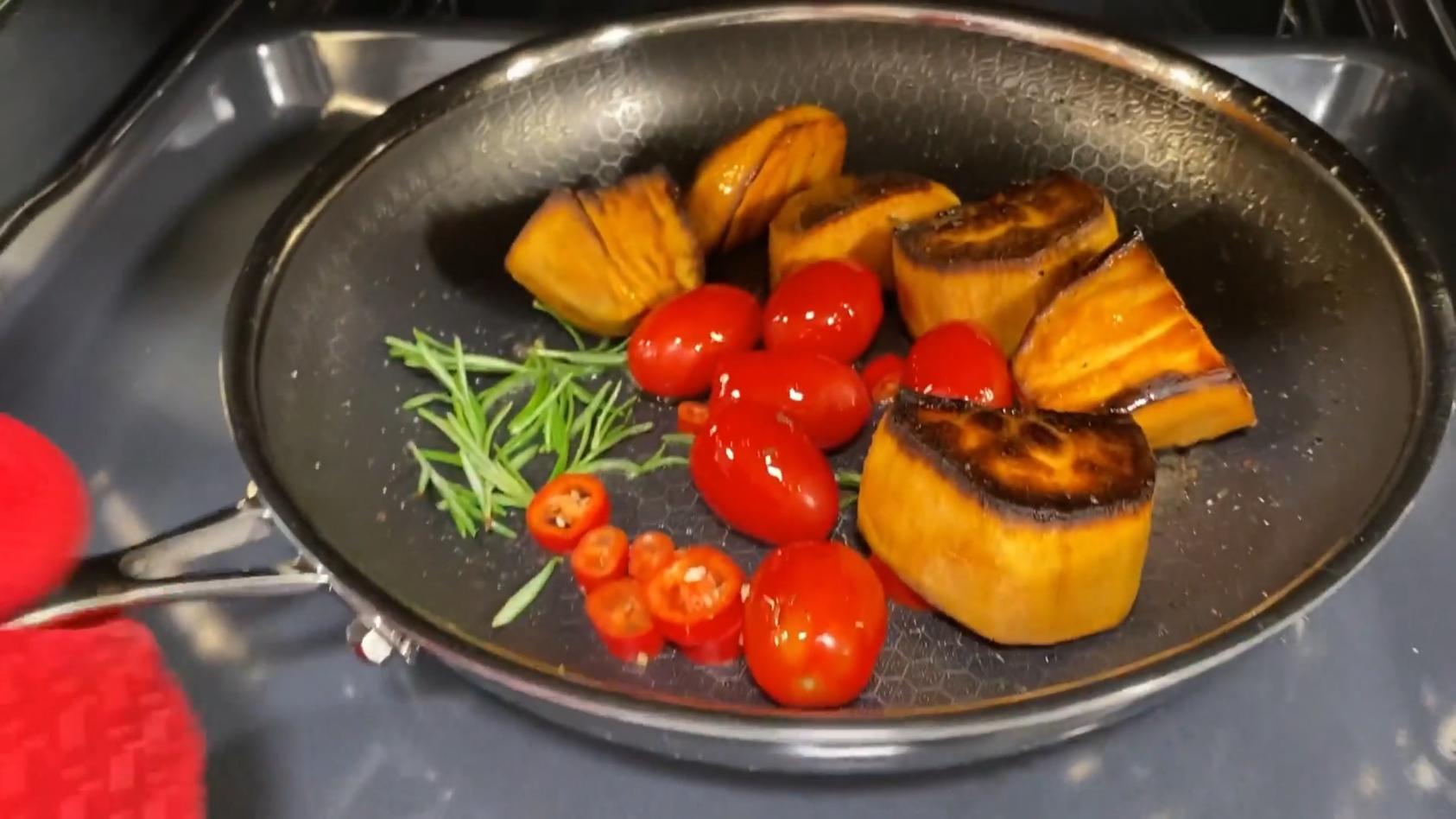 Gebratene Süßkartoffeln mit Tomate und Rosmarin Hensslers schnelle Nummer