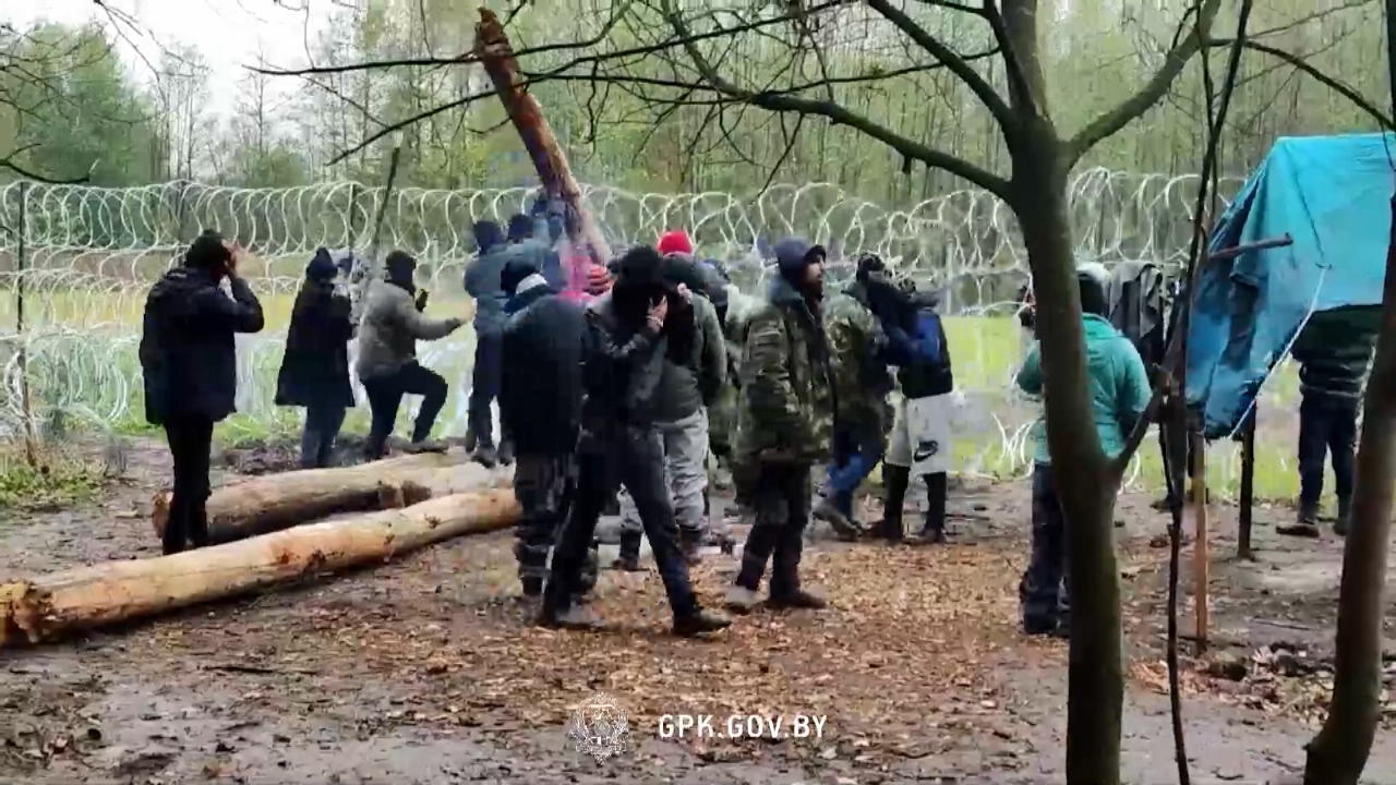 Geflüchtete versuchen Grenze gewaltsam zu durchbrechen Verzweiflung zwischen Belarus und Polen