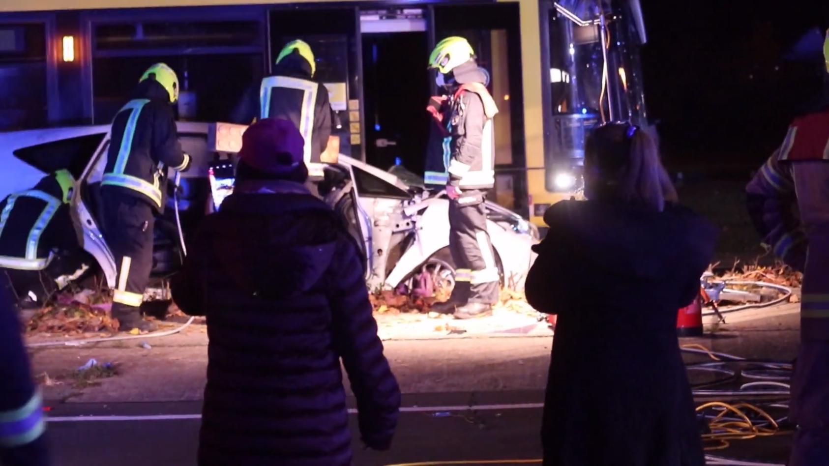 Gaffer halten mit dem Handy auf Unfallwagen Tödlicher Unfall in Berlin