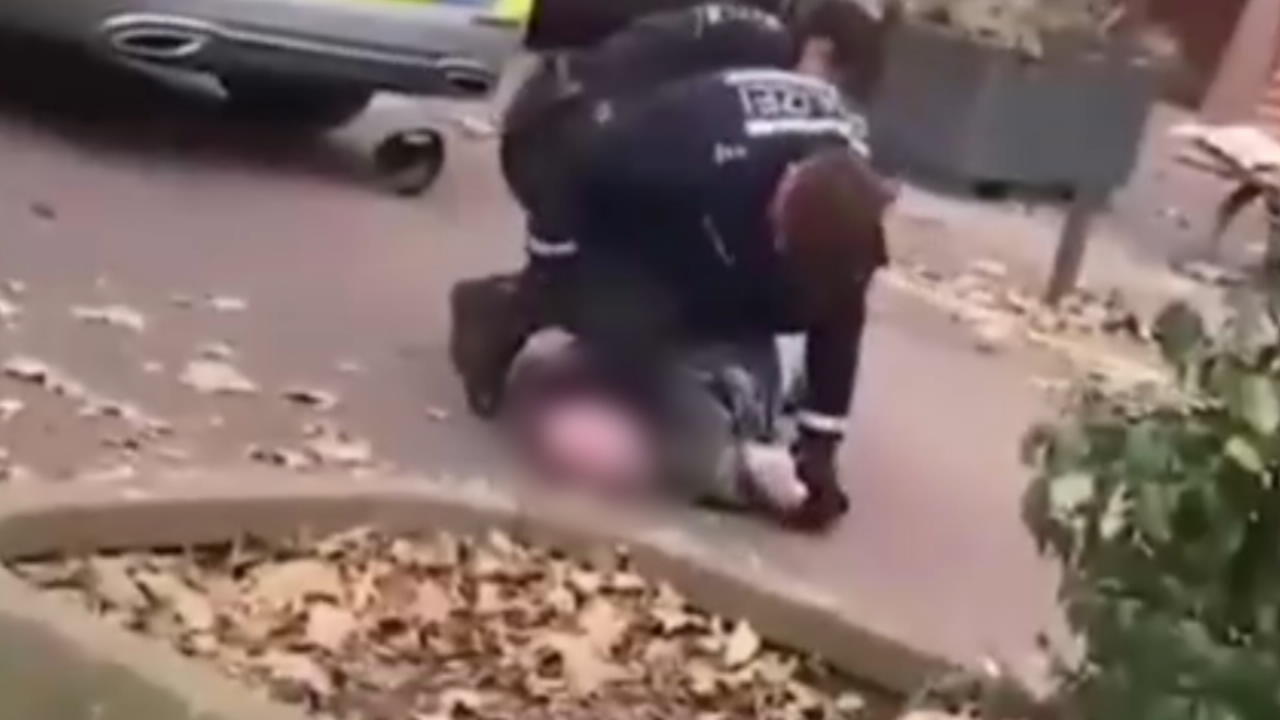 Brutaler Polizeieinsatz Videoaufnahmen schockieren