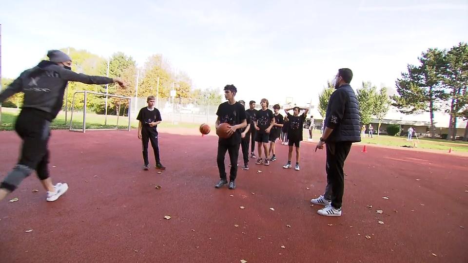 Telekom Baskets Bonn trainieren mit Schülern Mit Profis