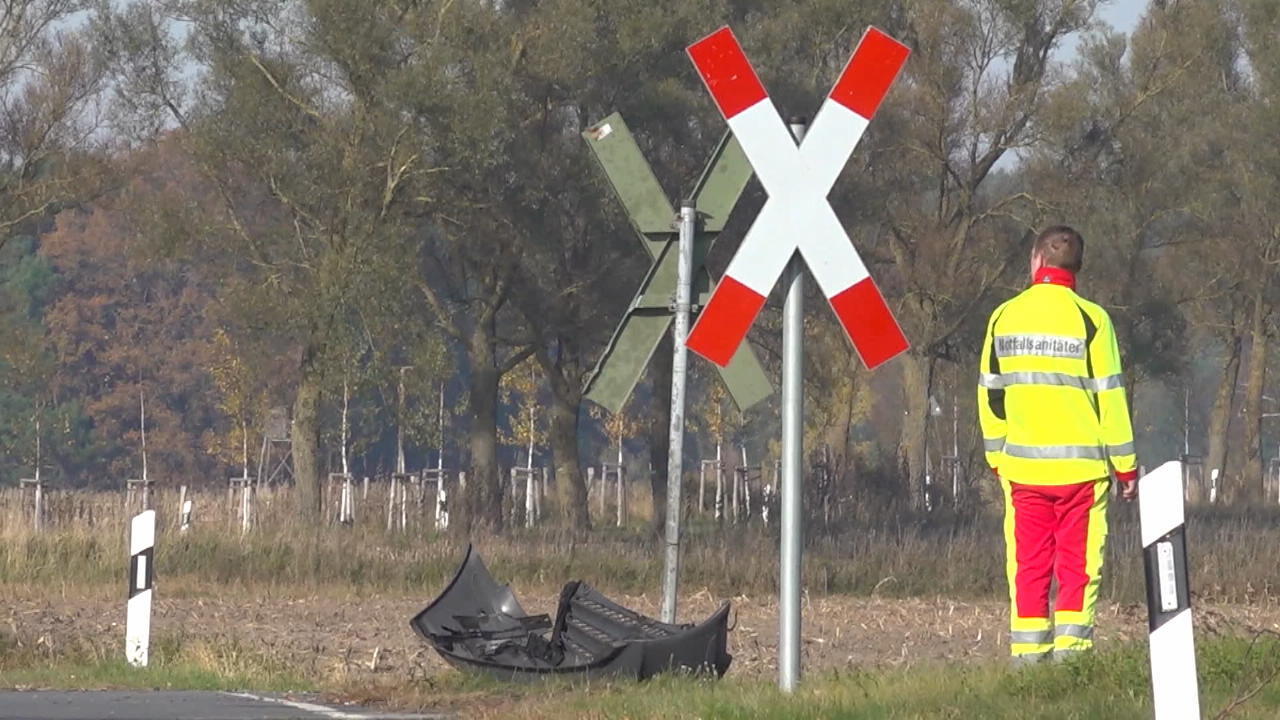 Tödliches Unglück in Brandenburg Zug fährt ungebremst in PKW