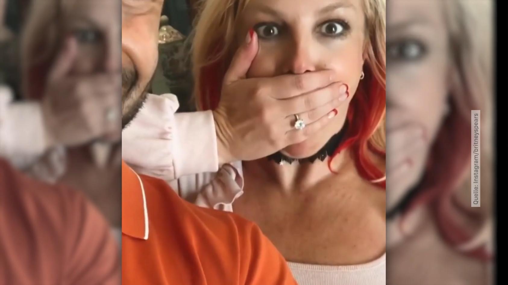 Britney Spears vergisst, dass sie verlobt ist Witziger Fauxpas