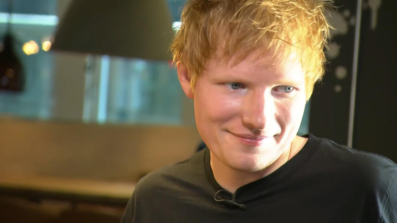 Ed Sheeran überrascht mit Klo-Beichte Was ist da los?