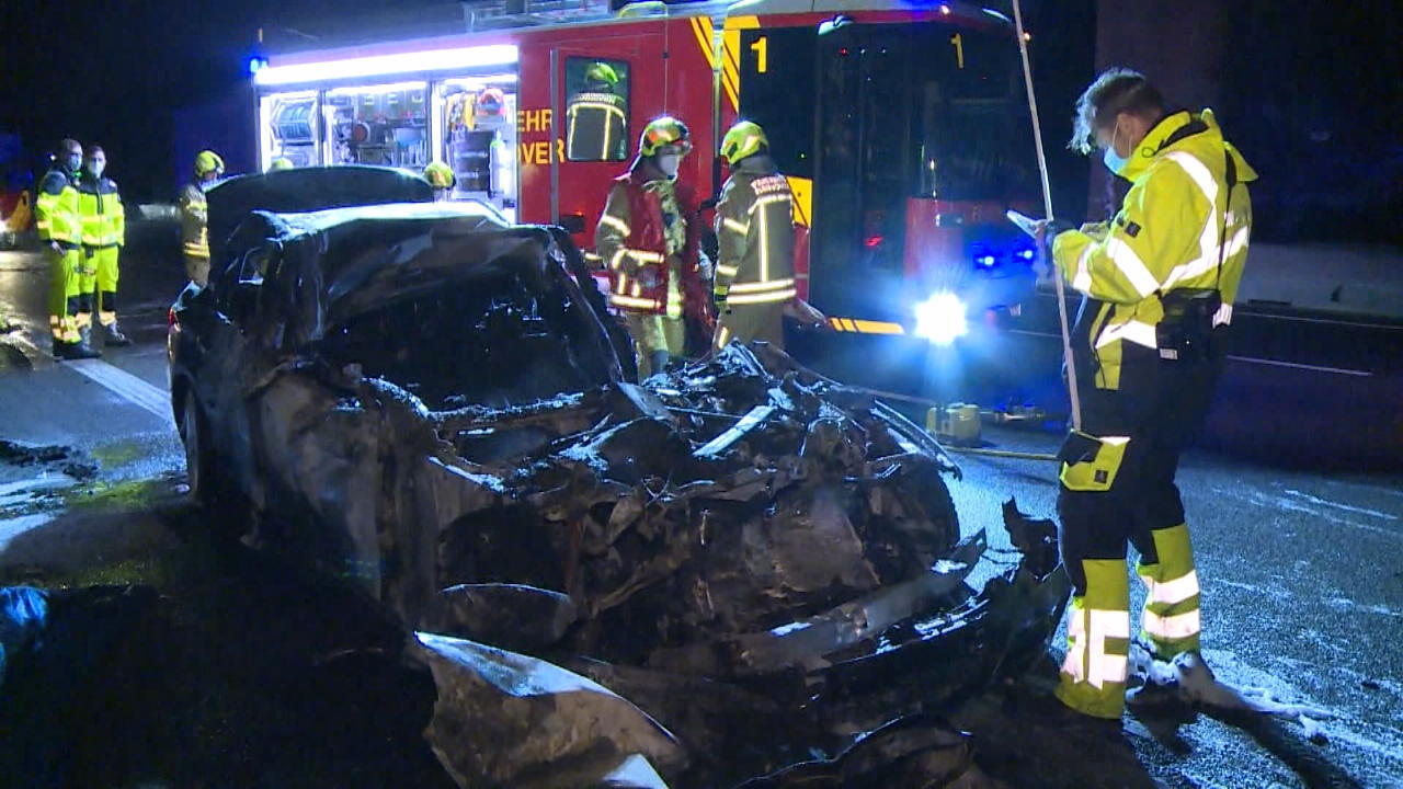 BMW rast in Lkw: Fahrer stirbt in den Flammen Tödlicher Unfall auf der A2