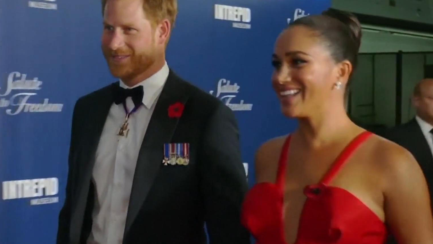 Meghan stiehlt Harry im Mega-Kleid die Show Roter-Teppich-Comeback