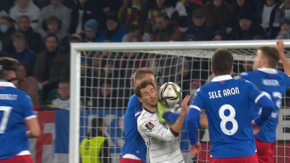 Schocker! Goretzka mit Kung-Fu-Tritt umgenietet DFB-Star geht zu Boden
