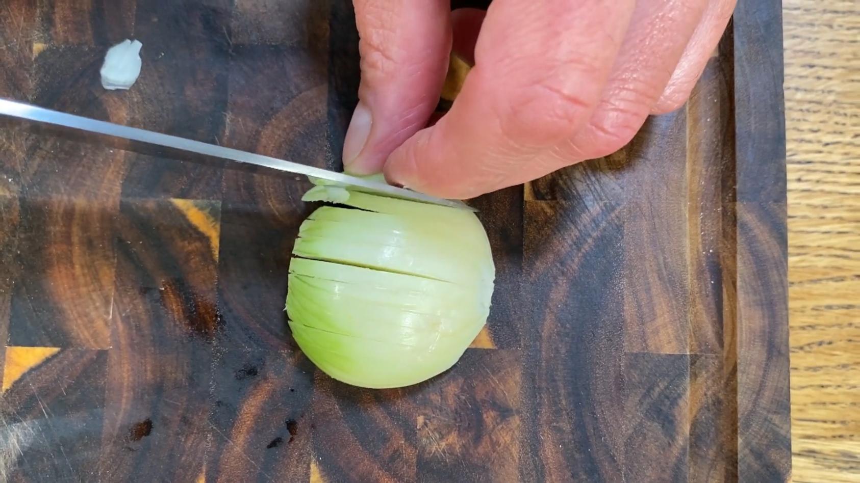 Zwiebeln richtig schneiden: So geht's Hensslers Profi-Tipp