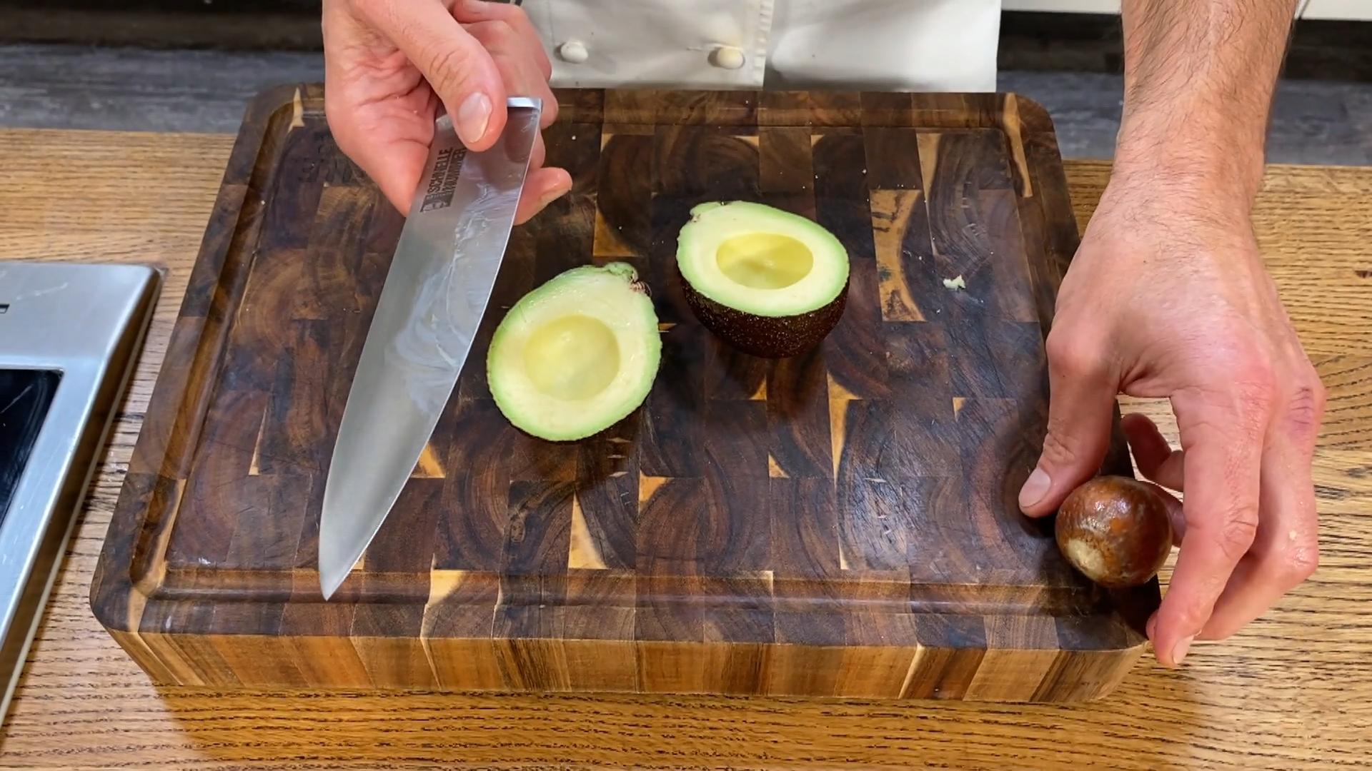 So schneiden Sie eine Avocado perfekt auf Kochtipps vom Henssler