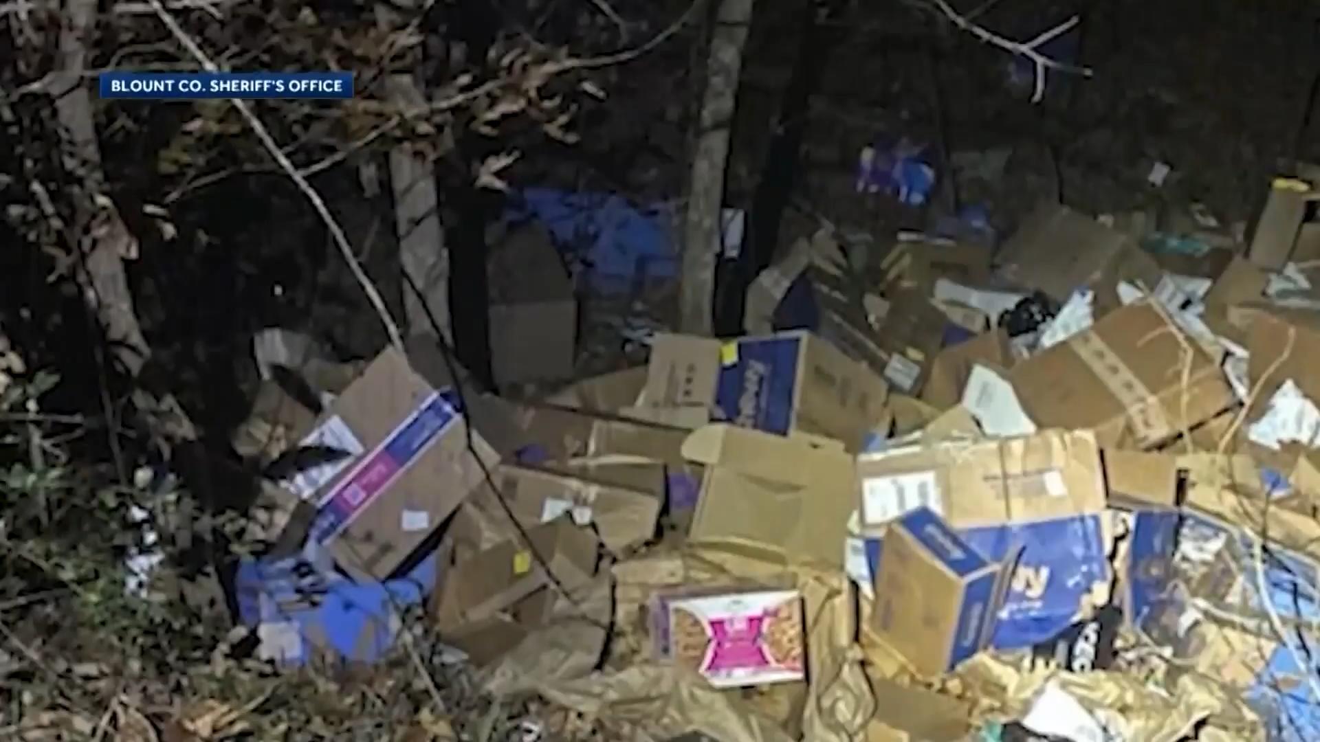 400 Pakete von FedEx Fahrer in Wald entsorgt Drei - bis vierhundert Pakete türmen sich