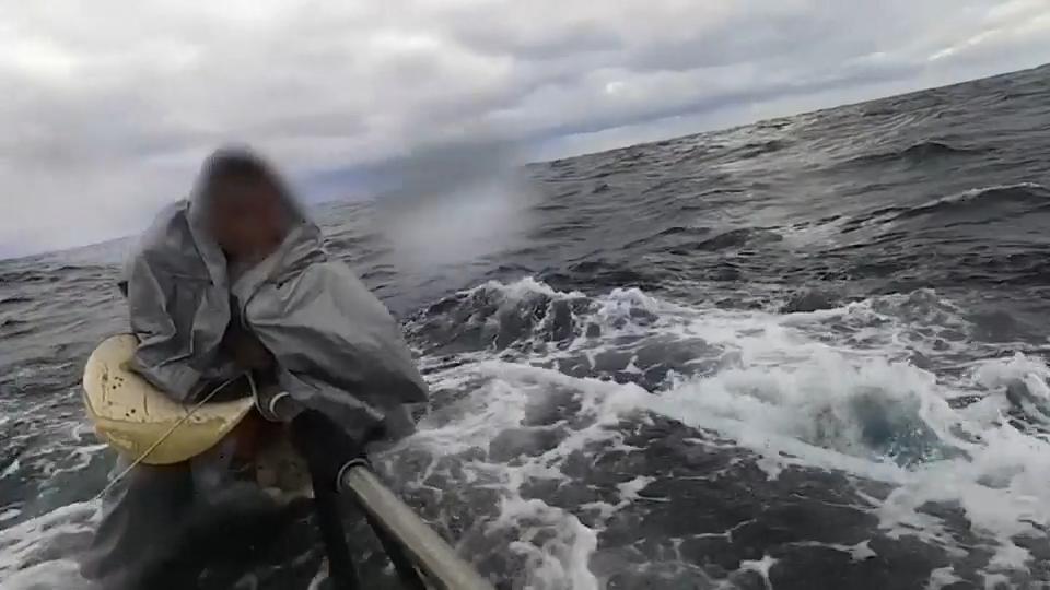 Mann überlebt 22 Stunden auf offenem Meer Sein Boot kenterte vor Japans Küste