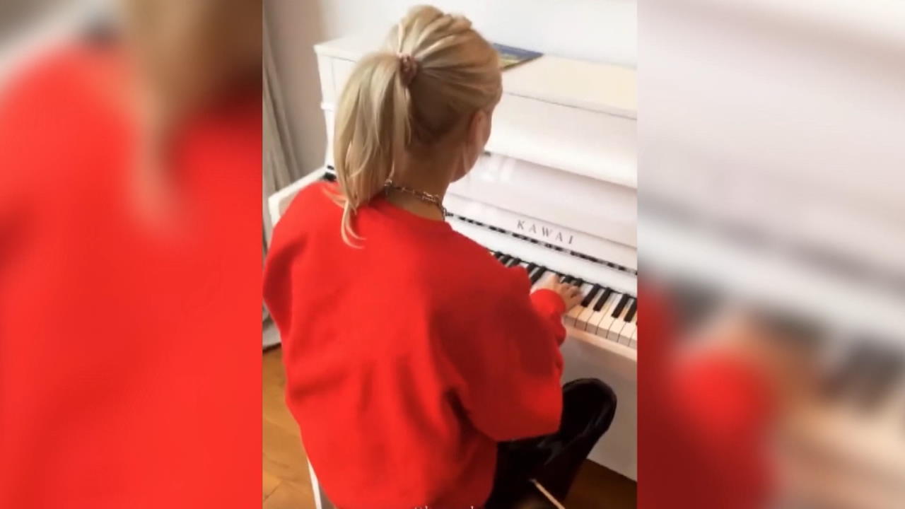 Lena Gercke gibt ihre Klavierkünste zum Besten Ganz zur Freude von Baby Zoe