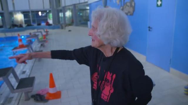 Mit 86! Trainer-Omi Helga steht noch täglich am Beckenrand Schwimmtrainerin Helga