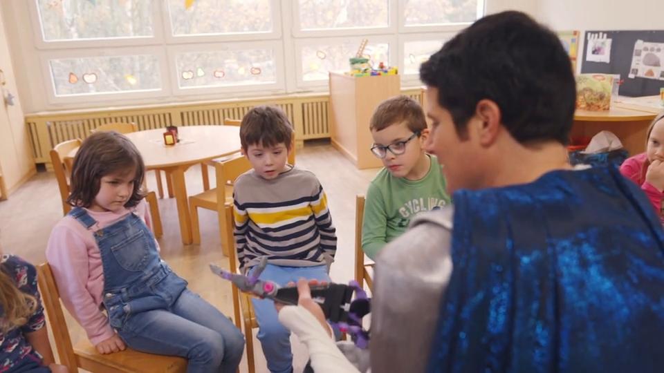 Superheld "Bionicman" überrascht die tapfere Fünfjährige Zoey fehlt der linke Arm