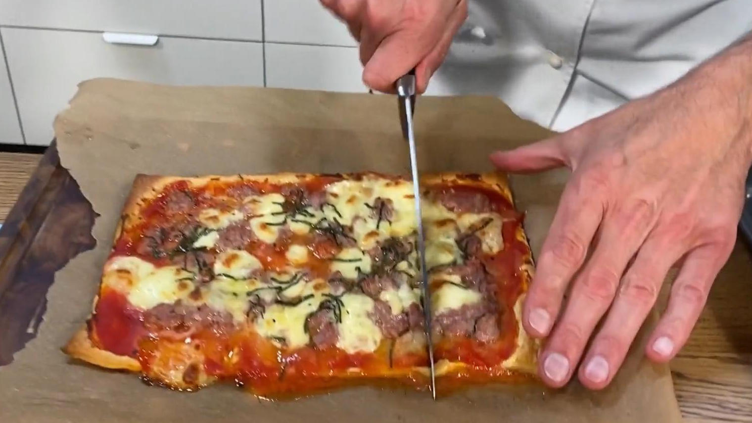 Flaky crust pizza with salsiccia and mozzarella Henssler's quick number