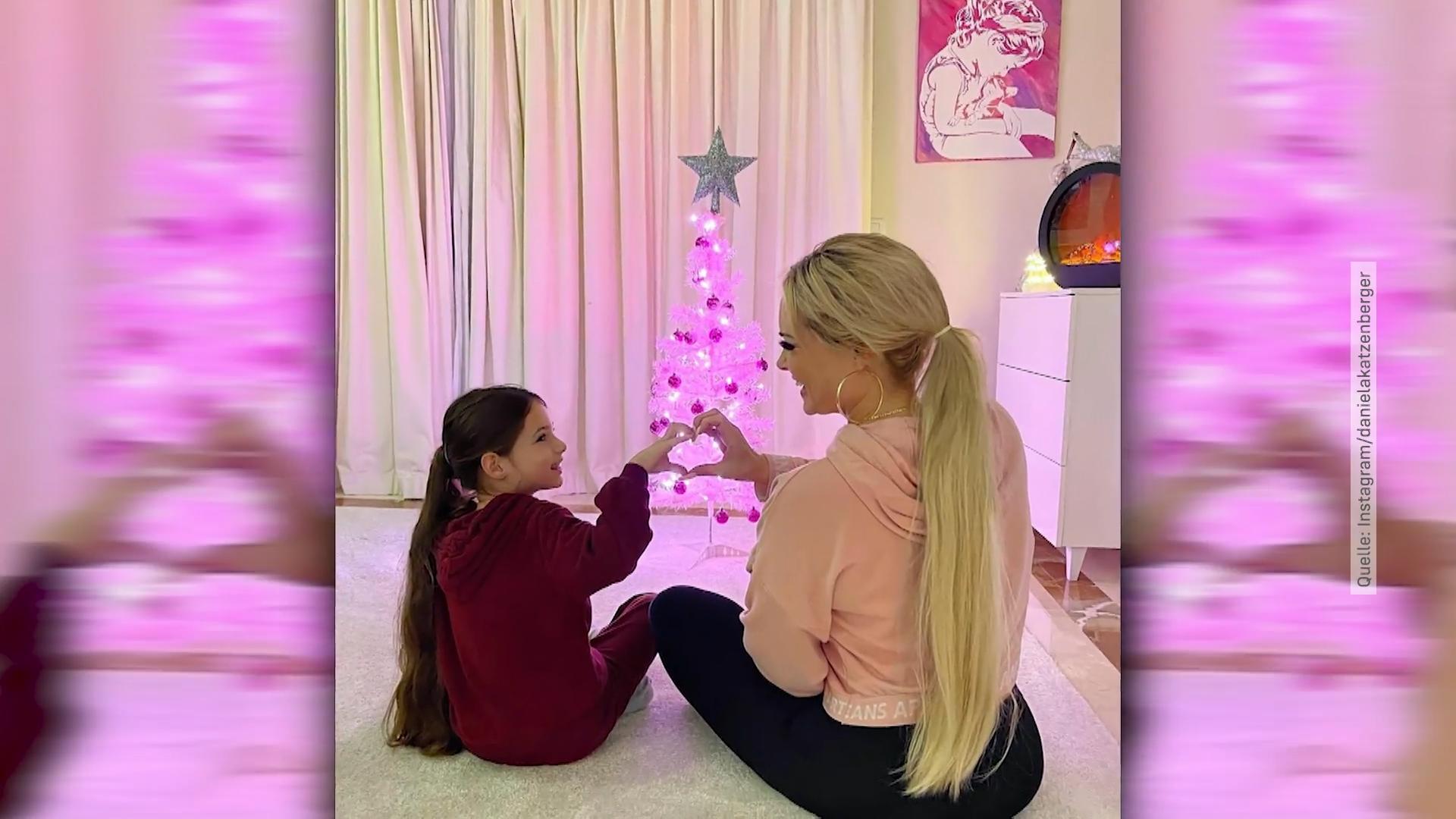 Die Katze setzt auch bei der Weihnachts-Deko auf Pink Armer Lucas!