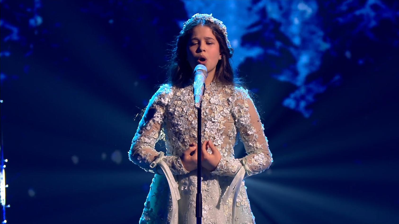 Elena Turcan singt "Ave Maria" Supertalent-Finale