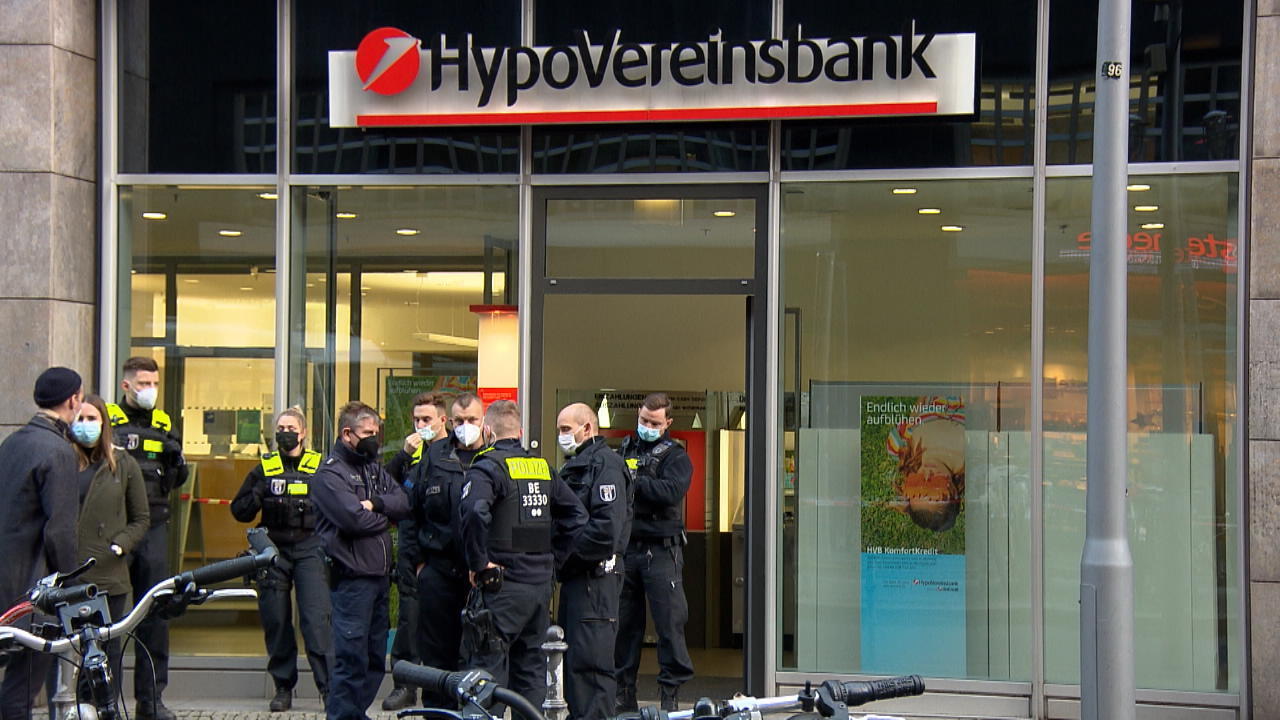 Banküberfall in Berlin Mitte Mehrere Täter ohne Beute auf der Flucht