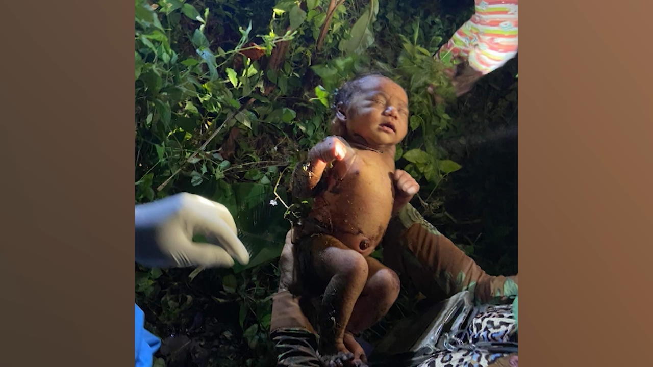 Baby nach zwei Tagen im Dschungel gerettet Nackt und allein ausgesetzt