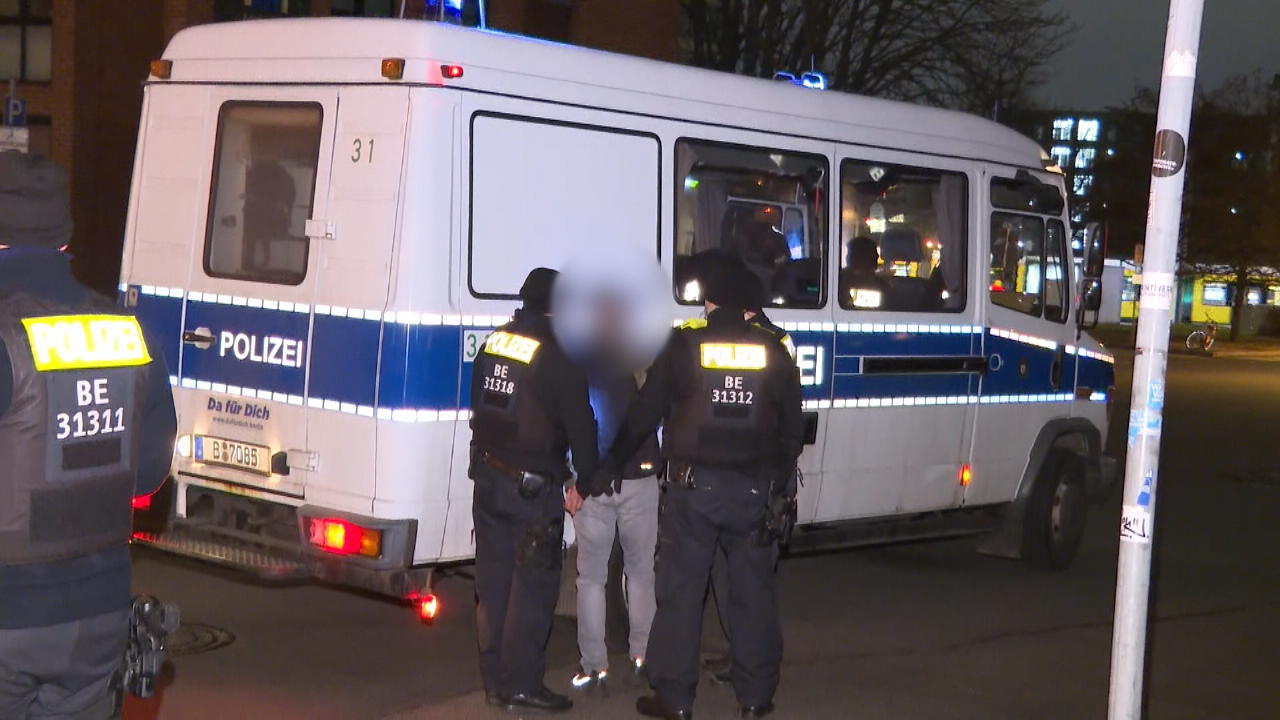 Berlin-Mitte: Verfolgungsjagd endet mit Festnahme Die Beamten fanden Drogen im Wagen