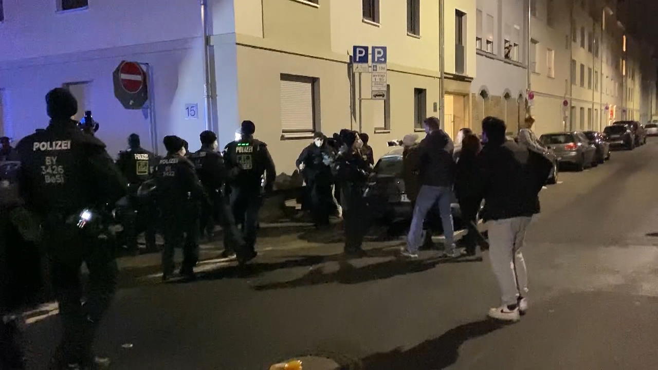 Proteste gegen neue Corona-Regeln Polizei setzte Pfefferspray ein
