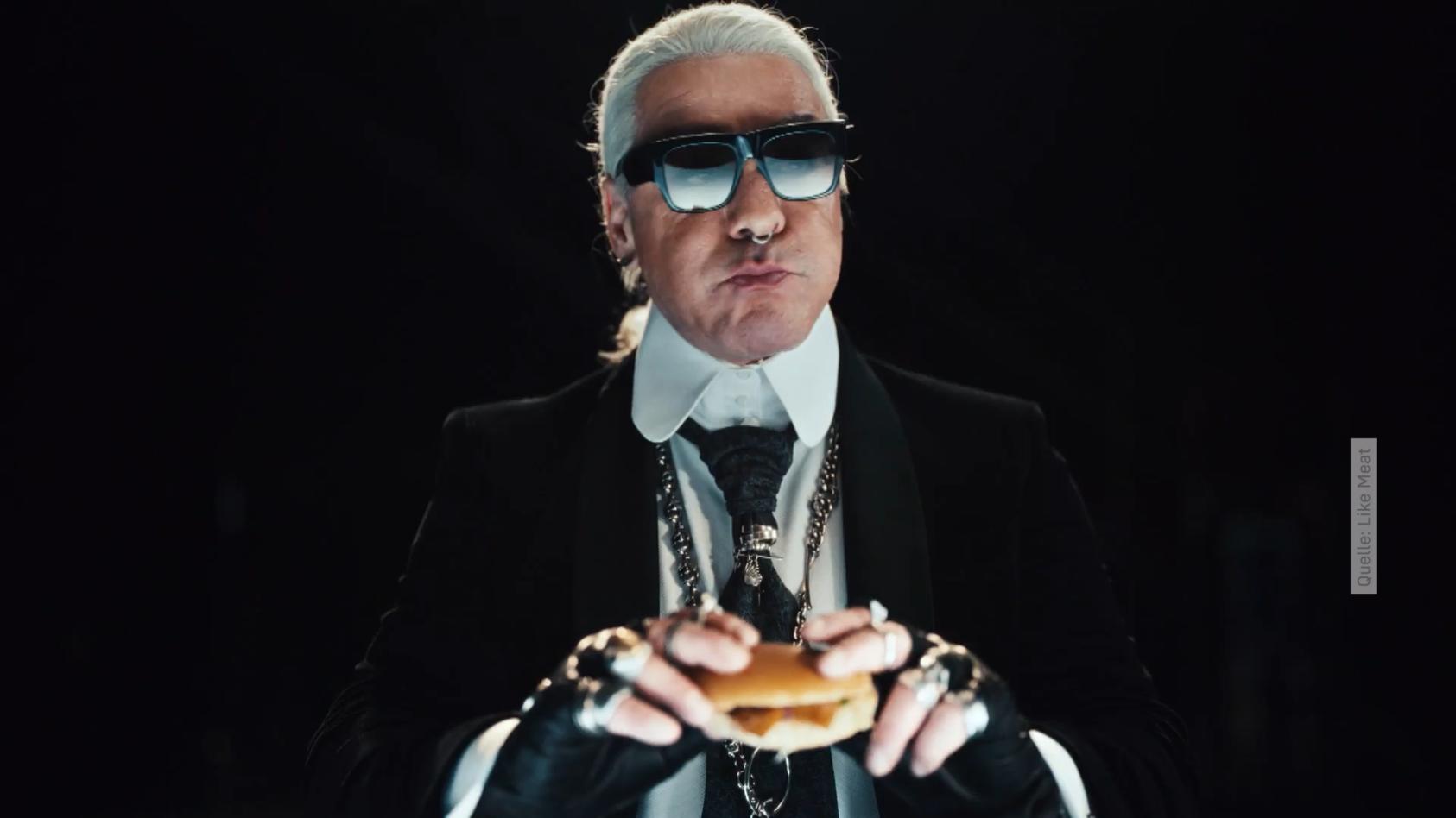 "Rammstein"-Sänger Till Lindemann wird zu Karl Lagerfeld Werbung für Veggie-Burger