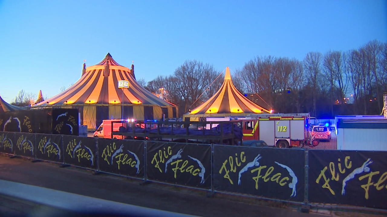 Zirkus Flicflac: Zwei Artisten stürzen aus Todesrad Schrecksekunde in der Manege