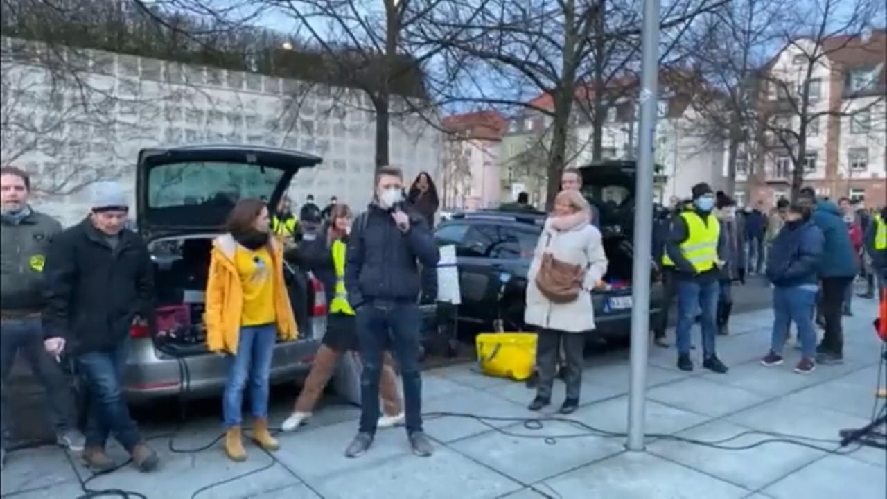 Mann ruft bei Querdenker-Demo zum Impfen auf Corona-Held in Karlsruhe